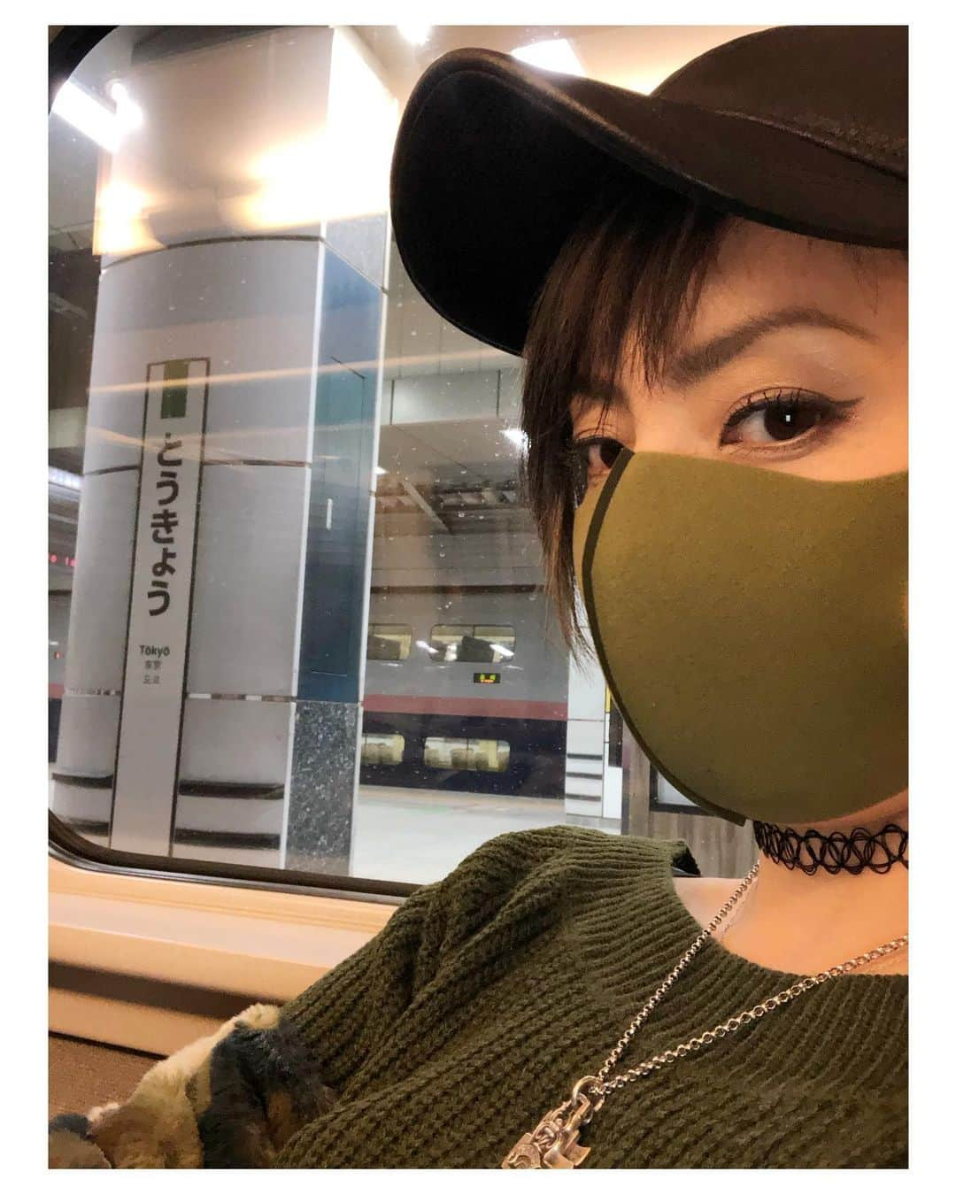 真矢さんのインスタグラム写真 - (真矢Instagram)「もうひといき🚅🚅 やたら人多いやんと思ったら、世間は連休なのね〜😅 ✴︎ ✴︎ #新幹線 #乗り継ぎ #最終列車 #連勤中 #あと2日 #頑張れ自分 #忙しいくらいがちょうどいい」2月21日 22時50分 - smile_mayaya