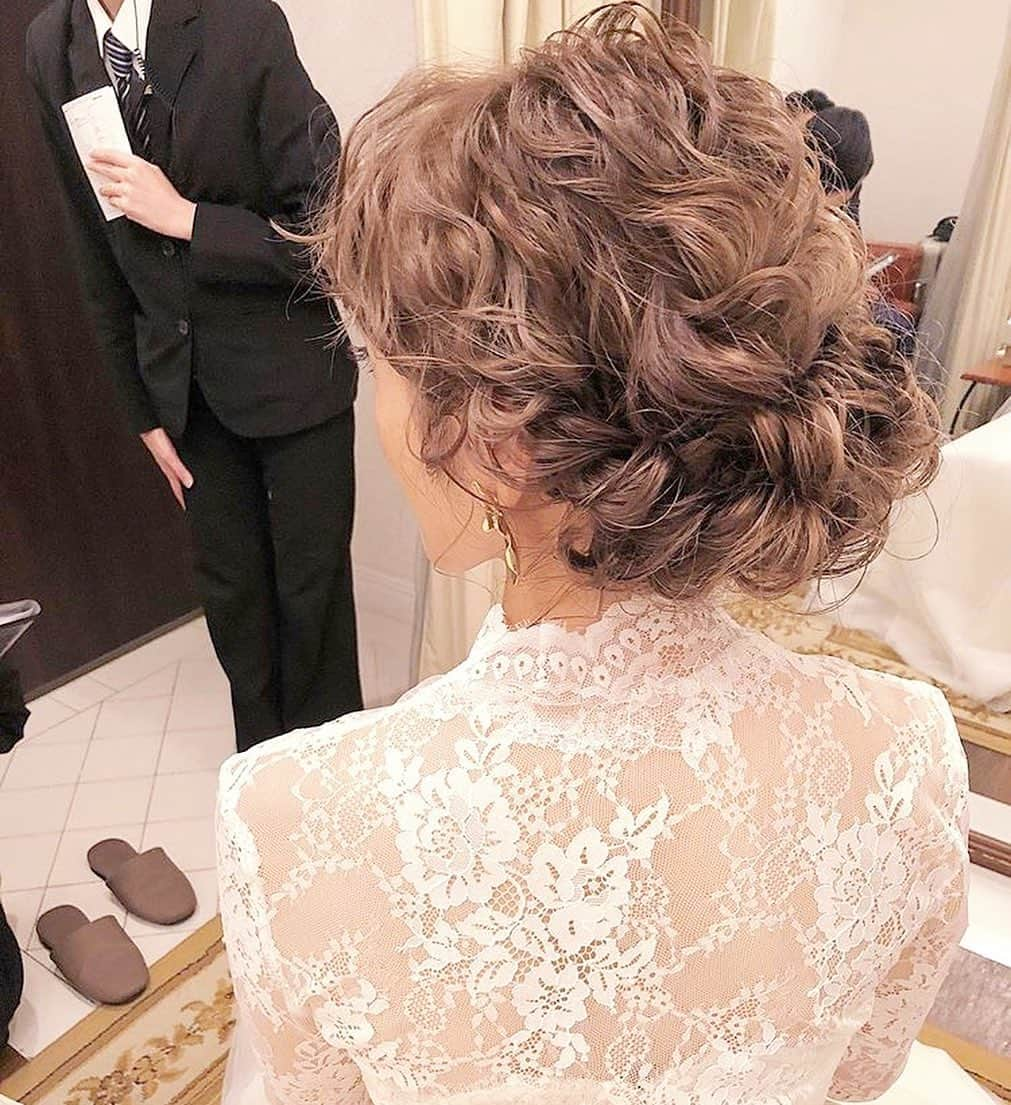 プレ花嫁の結婚式準備アプリ♡ -ウェディングニュースさんのインスタグラム写真 - (プレ花嫁の結婚式準備アプリ♡ -ウェディングニュースInstagram)「お花たっぷり🌷参考になるおしゃれなブライダルヘア9選💓 . . ➸➸➸➸➸➸➸💒➸➸➸➸➸➸➸ 本当の料金がわかる✨ ウェディングニュース式場検索 👰 . アプリ： @weddingnews_editor web版： @weddingnews_concierge ➸➸➸➸➸➸➸➸➸➸➸➸➸➸➸➸ . . こちらのお写真は #ヘアメイク アーティスト @sakincho1028 さんからリグラムさせていただきました🌟ありがとうございました😊✨ . . どのヘアもおしゃれで参考にしたい♡sakincho1028さんのつくる #ブライダルヘア 💗 . カバーはお花たっぷり💓ゆるふわ #アップスタイル です🌷✨ . #ブーケ と同じ花材をたっぷりと💓 #ボタニカル な雰囲気がおしゃれで素敵ですよね🌿 . アップスタイル×お花のアレンジは #挙式 から #披露宴 の際に、ヘアチェンジなしで雰囲気を変える事ができるので参考になりますよね😘 . ほかのヘアも素敵なので、ぜひスワイプ👉🏻してみてくださいね💕 . . . ＼📷投稿お待ちしています／ . 花嫁はもちろん、業者さんも大歓迎✨ アナタのお写真をご紹介してもOKという方は、ぜひ #ウェディングニュース にお写真を投稿してください💕 . . ⬇︎関連アカウント⬇︎ . 🕊メインアカウント 【 @weddingnews_editor 】 . 💒インスタグラムで式場探し 【 @weddingnews_concierge 】 . 👰花嫁から式場探し 【 @weddingnews_brides 】 . . その他、編集部からの連絡専用 @weddingnews_contact や、スタッフ個人の連絡用として @WN_xxxx（xxxは個人名）があります💕 . . …………………………… ❤️ウェディングニュースとは？ …………………………… . 花嫁のリアルな”声”から生まれた、花嫁支持率No1✨スマホアプリです📱💕 . . 🌸知りたい… #結婚式準備 に役立つ記事を毎日150件配信中♩ . 🌸見たい… インスタの #ウェディング 系投稿TOP100が毎日チェックできる＊IG画像の複数ワード検索も可♩ . 🌸叶えたい… 式場をはじめとした  #結婚式 関連の予約サイトが大集合♩ . 🌸伝えたい… 自分の結婚式レポ『マイレポ』が簡単に作れる♩卒花嫁のレポが読める♩ . . @weddingnews_editor のURLからDLしてね✨ . . . #プレ花嫁 #結婚  #花嫁 #ウエディング  #プレ花嫁準備 #2020秋婚 #ウェディングヘア #ヘアスタイル #ヘアアレンジ #ナチュラルウェディング #ガーデンウェディング #ヘッドドレス #ドライフラワー #2020春婚 #日本中のプレ花嫁さんと繋がりたい #フラワーアレンジメント #2020夏婚 #お色直し」2月21日 22時58分 - weddingnews_editor