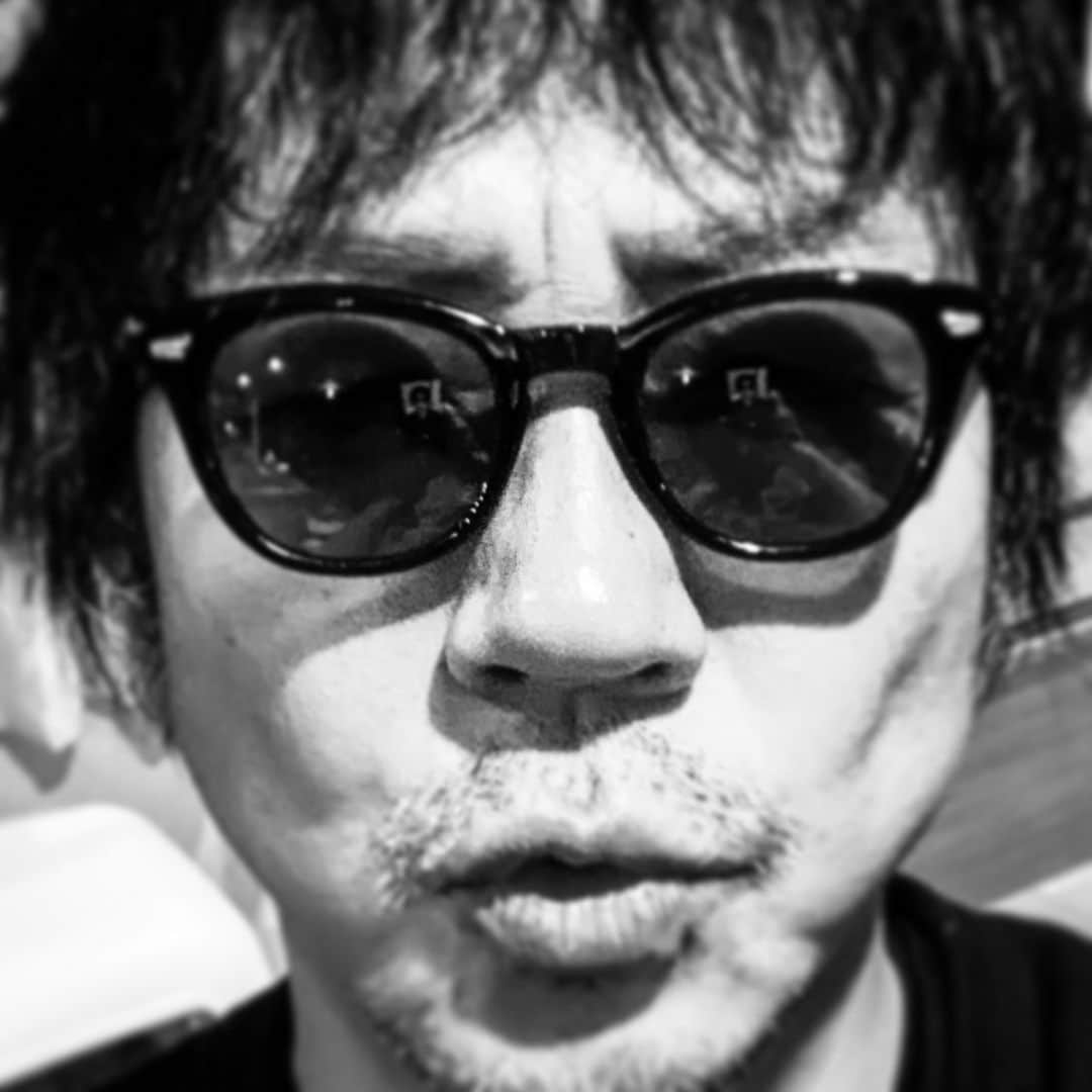月に吠える。さんのインスタグラム写真 - (月に吠える。Instagram)「新しいサングラスかけたらさ あぁぁぁ あの頃の僕より 今の方が　ずっと若いさ。 #大森南朋#mybackpage」2月21日 22時59分 - tsukinihoeru.6960.naoomori