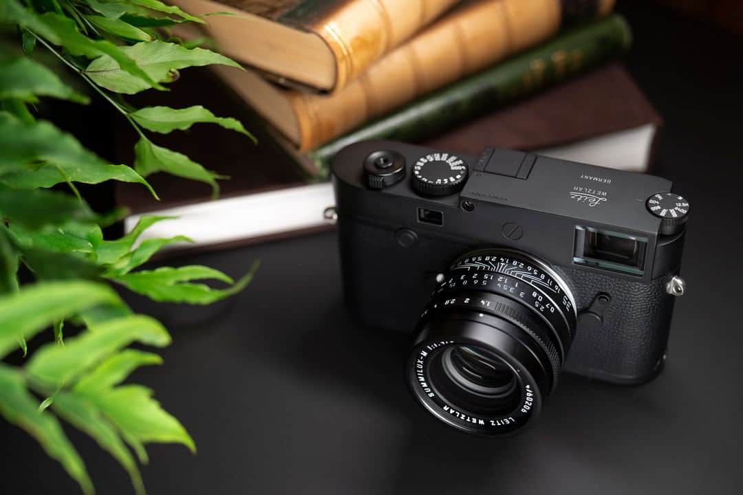 ライカさんのインスタグラム写真 - (ライカInstagram)「We are proud to announce our latest M-System product variations: 𝗟𝗲𝗶𝗰𝗮 𝗠𝟭𝟬 𝗠𝗼𝗻𝗼𝗰𝗵𝗿𝗼𝗺“𝗟𝗲𝗶𝘁𝘇 𝗪𝗲𝘁𝘇𝗹𝗮𝗿” 𝗟𝗲𝗶𝗰𝗮 𝗦𝘂𝗺𝗺𝗶𝗹𝘂𝘅-𝗠 𝟯𝟱 𝗳/𝟭.𝟰 𝗔𝗦𝗣𝗛. “𝗟𝗲𝗶𝘁𝘇 𝗪𝗲𝘁𝘇𝗹𝗮𝗿” For more details check the Link in our Bio:  #LeicaCamera #Leica #🔴📷 #LeicaM #LeicaM10Monochrom #leitz #leitzwetzlar」2月21日 23時00分 - leica_camera