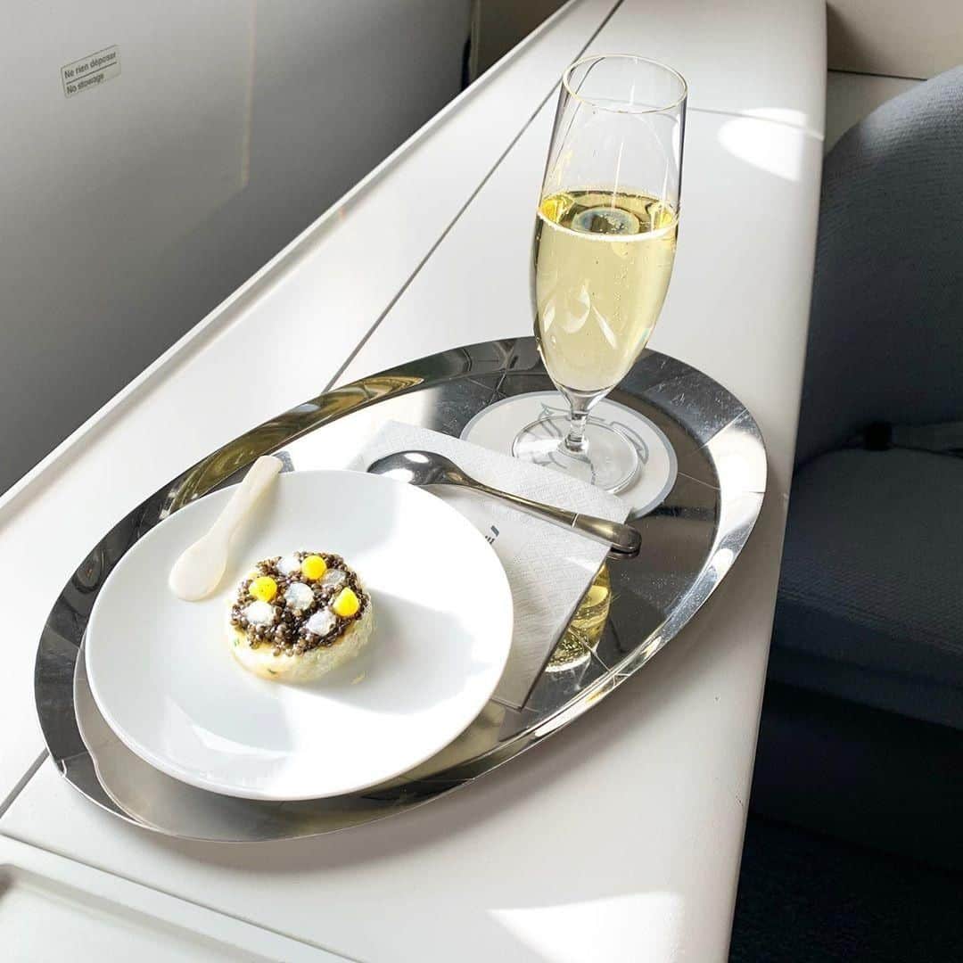 のインスタグラム：「A sweet & delicate flight. Une pause pleine de douceur immortalisée par @jpbertani.  #AirFrance #Franceisintheair #LaPremiere #Instatravel #traveling #firstclass」