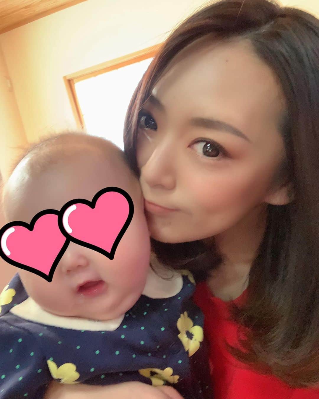 のインスタグラム：「🍀成長記録🍀 今日で娘の舞は4ヵ月🍼 3〜4ヵ月検診&予防接種にも行ってきました💉 👶出生時▶︎1ヵ月▶︎4ヵ月 【体重】3570g▶︎4330g▶︎7362g 【身長】50.0cm▶︎52.5cm▶︎61.4cm 【頭囲】33.5cm▶︎36.0cm▶︎40.5cm 【胸囲】33.5cm▶︎37.0cm▶︎47.1cm 体重だけ少し平均以上だったけど、後は平均で順調にスクスク育ってくれてます❤️とても有難いです😊 予防接種はギャン泣き確定で案の定、大泣きでしたが、すぐケロっとしてました🤣あの泣く姿を見るのは辛いけど、これも大切な試練です🥰 お母さんは最近よく笑ってくれる舞が大好き❤ 笑うのが好きで笑顔が似合う素敵な女子になろうね✨ 女は愛嬌よ💕 息子よ…アンタは度胸も愛嬌もナッシングだな(´༎ຶོρ༎ຶོ`)笑 #娘 #舞 #今日で4ヵ月 #3〜4ヵ月検診 #予防接種 #成長してるな #大好き」