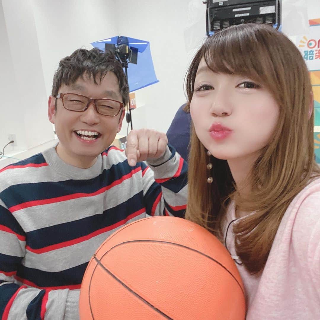開高明日香さんのインスタグラム写真 - (開高明日香Instagram)「連写📷 バスケットボールを使っての撮影🏀 最後の写真の水津さんのなんともいえない表情、好きだわ😆 #バスケットボール に負けてない位 #私の顔丸いな」2月21日 23時07分 - asukakaiko