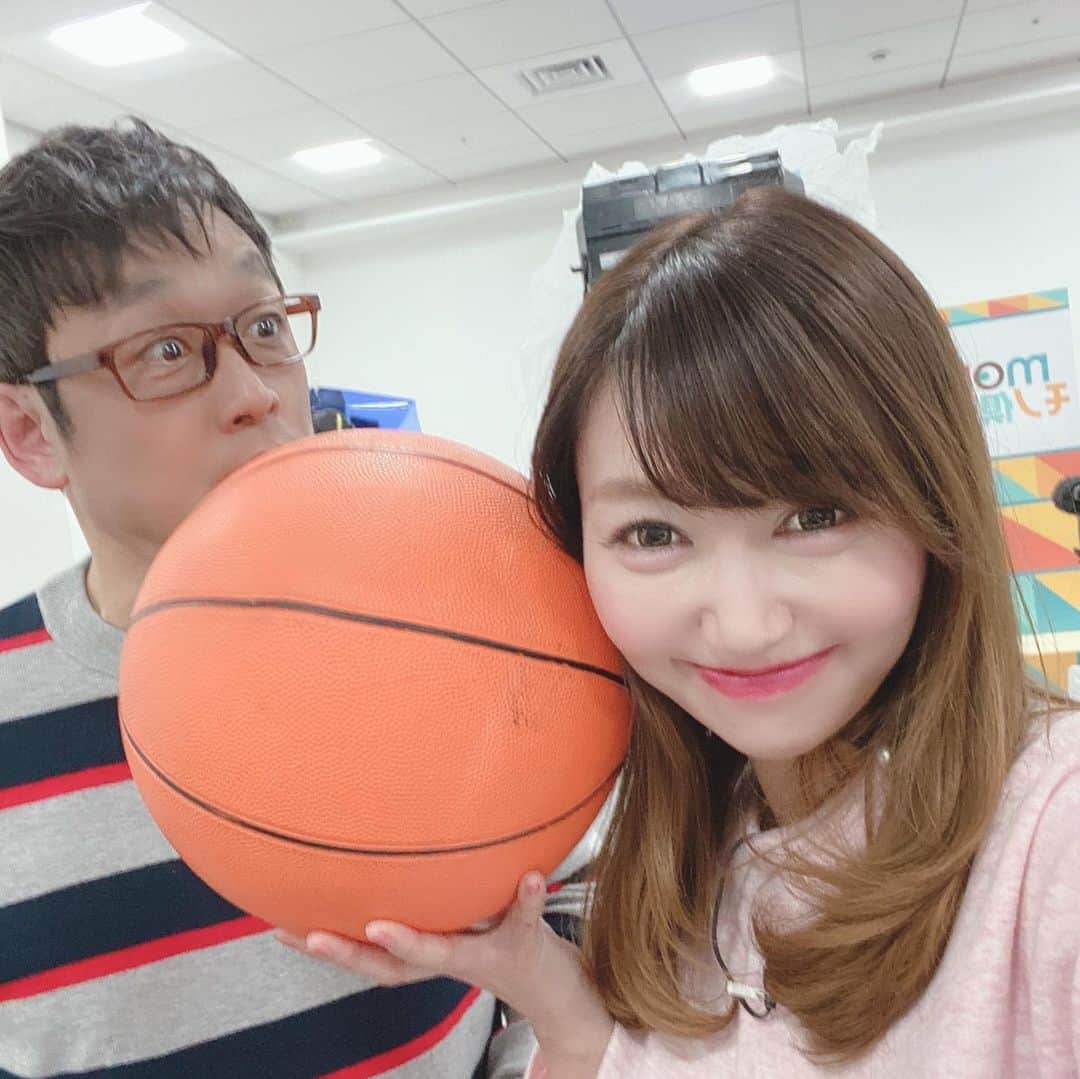 開高明日香さんのインスタグラム写真 - (開高明日香Instagram)「連写📷 バスケットボールを使っての撮影🏀 最後の写真の水津さんのなんともいえない表情、好きだわ😆 #バスケットボール に負けてない位 #私の顔丸いな」2月21日 23時07分 - asukakaiko