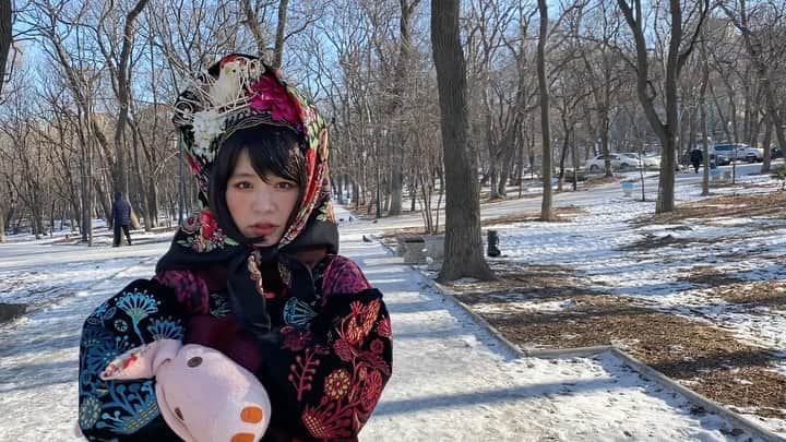 小春のインスタグラム：「3/18に発売なんだヨ ニューシングル💿  作品を世に出せる有り難さ、後はみんなに届いてくれ頼むと願うばかりです 最近まじでみんなに気付かれたい、聴いて欲しいと思う、作ったからには聴かれないと忘れられて死んでしまうよね、それはきっと肉体が終わる時より悲しいよ  リメンバーミーを観た直後に書くとこういう心境になるよね〜リメンバーミー最高だったよ〜はー最高だよピクサー大好きだよ〜何の話だよはっはっはー」