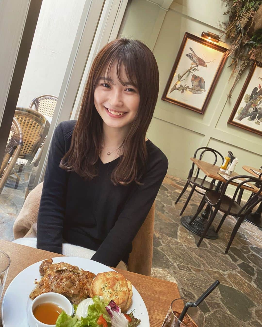 角川友紀のインスタグラム：「﻿ ここのお店の店内、めっちゃ可愛いかったなぁ🦌🌿﻿ ﻿ 久々に大学の友達と会って﻿ ﻿ マシンガントークした日🙊﻿ ﻿ めちゃ楽しかったなぁ﻿ ﻿ 前髪伸びてきたなぁ﻿ ﻿ ﻿」