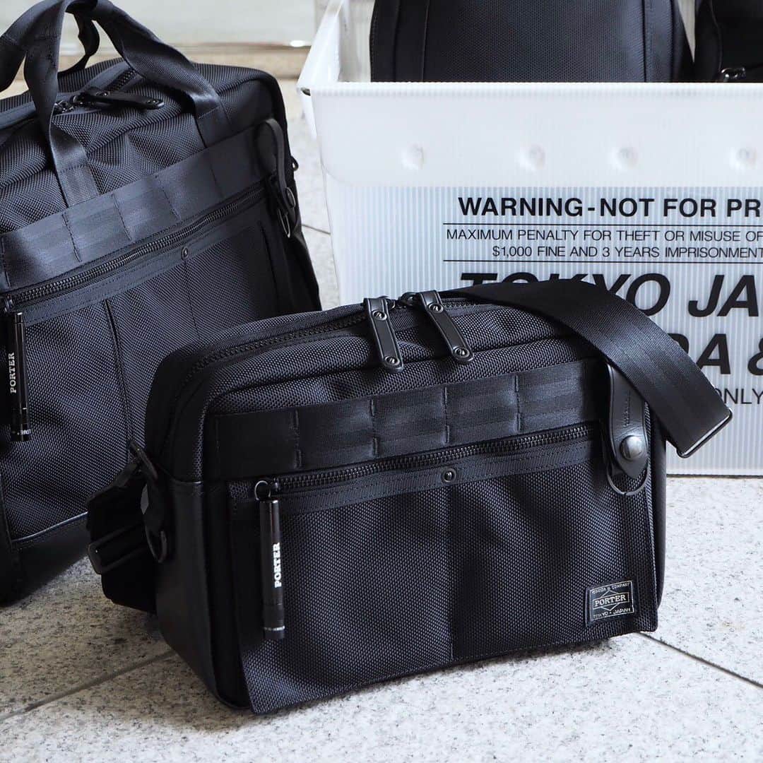 のインスタグラム：「こんばんは。 本日は、PORTER flagship storeにて展開中の「ポーター ヒート」シリーズよりショルダーバッグをご紹介いたします。防弾チョッキなどに使われる耐熱・耐摩擦・引裂き強度に優れたバリスターナイロンと、耐水性に優れたターポリンを組み合わせて、黒一色ながら質感の対比をお楽しみいただけるシリーズです。フロントポケットに付くPORTERの刻印入りマグライトが、デザインのアクセントとなっています。本日ご紹介するショルダーバッグは普段使いに最適なサイズで、様々なシーンにおすすめのアイテムです。 是非、店頭でお手にとってご覧ください。 ※店舗によって取り扱い状況が異なります。予めご了承ください。  ポーター ヒート ショルダーバッグ ￥21,000（税別）  #yoshidakaban #porter #luggagelabel #吉田カバン #ポーター #porteryoshida #porterflagshipstore #porterstand #kurachikabyporter #potr #madeinjapan #japan #instagood #instalike #instabag #omotesando #marunouchi #osaka #heat #shoulderbag」