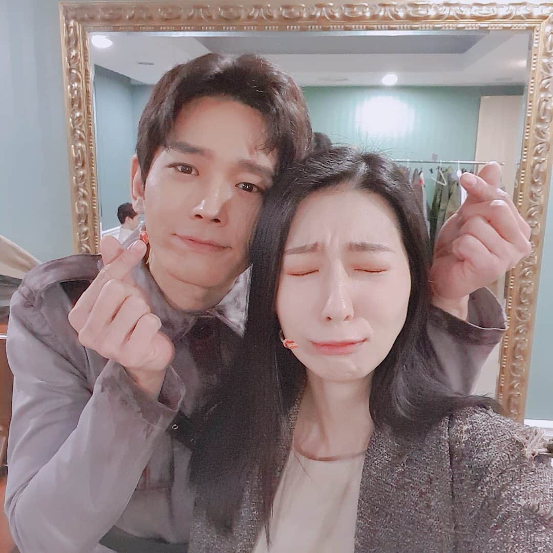 オン・ジュワンのインスタグラム：「페어막 #여명의눈동자#뮤지컬 오늘로 떠나보낸 #김지현 여옥 오늘로 떠나보낸 #마이클리 하림 같은 무대에서 노래하고 연기할 수 있어서 너무 행복했습니다. 이제 총막이 다가온다. 우리 여명의눈동자 앙상블 동생들~ 끝까지 다치지말고 지치지말고🙏 함께 할테니🙏」