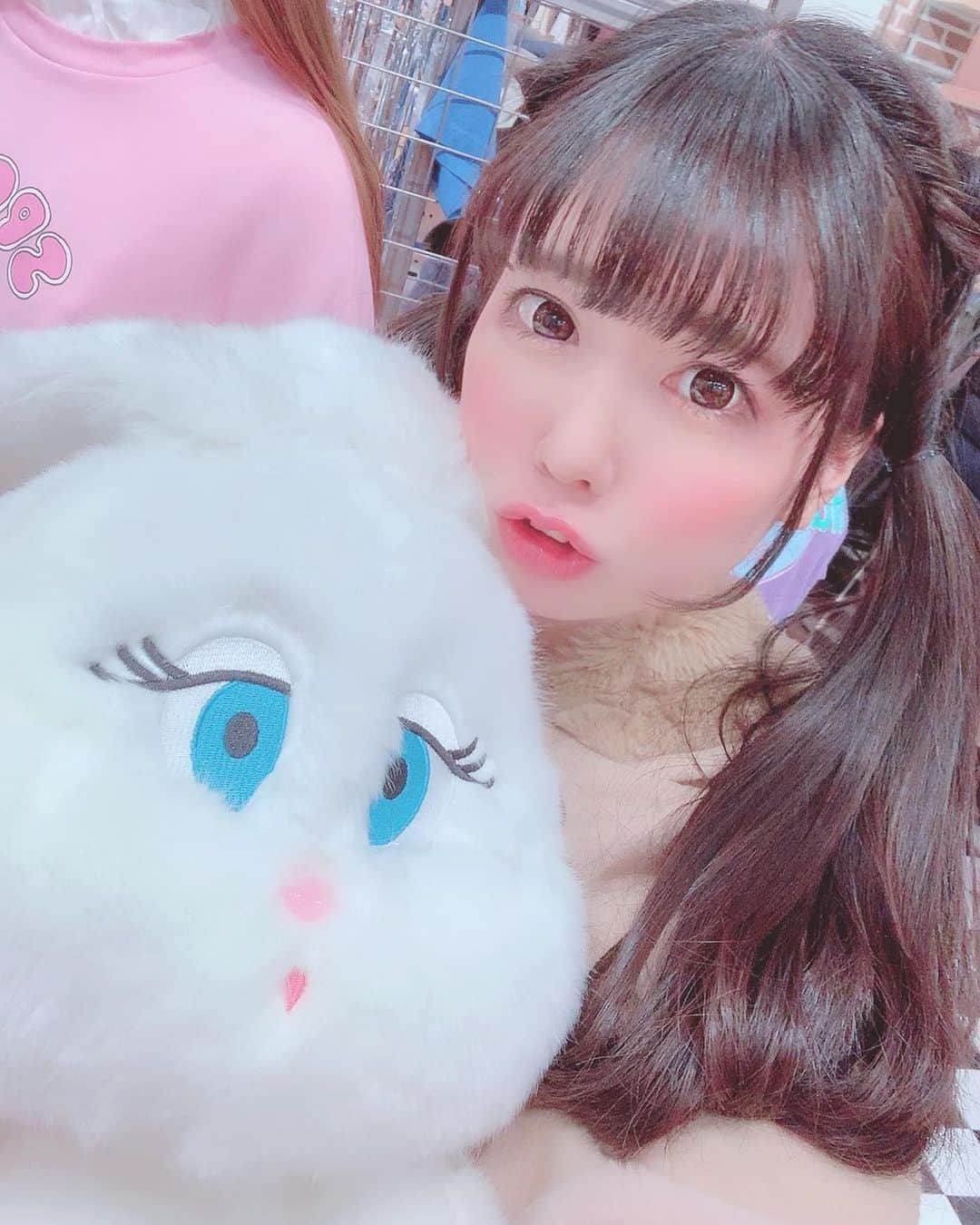のインスタグラム：「🤍 🐇 🤍 🐇 WEGOの2020SS展示会屋さんにおじゃましたなの(Ｕ∩ 'ᴗ' ∩Ｕ) ♡ ♡ W♡Cのかわいいおようふくを注文したなの♡  お値段高くないのにかわいい(Ｕ⌒▽⌒Ｕ) ♡ みゆちぃといったので、 ふたりおそろいのも注文しちゃった！♡ 着るのたのしみ屋さん〜(Ｕ*^ω^*Ｕ) #WEGO #恋汐りんご #2020ss  #展示会 #japanese #japanesefashion」