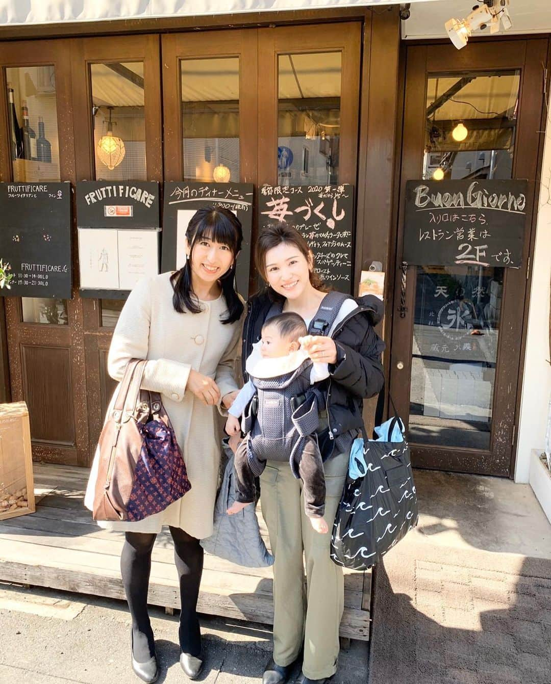 有働文子さんのインスタグラム写真 - (有働文子Instagram)「打ち合わせ前に、しょうこちゃんとランチ🍴✨抱っこ紐でお出かけできるのが羨ましい...赤ちゃん、本当に可愛いなー💕仕事と育児の話が止まらなくて、あっという間に終わってしまった👏素敵なお店で束の間の時間、幸せでした✨ #フリーアナウンサー #東京アナウンスセミナー出身 #アナウンサー仲間と #神楽坂ランチ #フルーツを使った料理 #また明日もがんばろー」2月21日 23時23分 - udou_fumiko