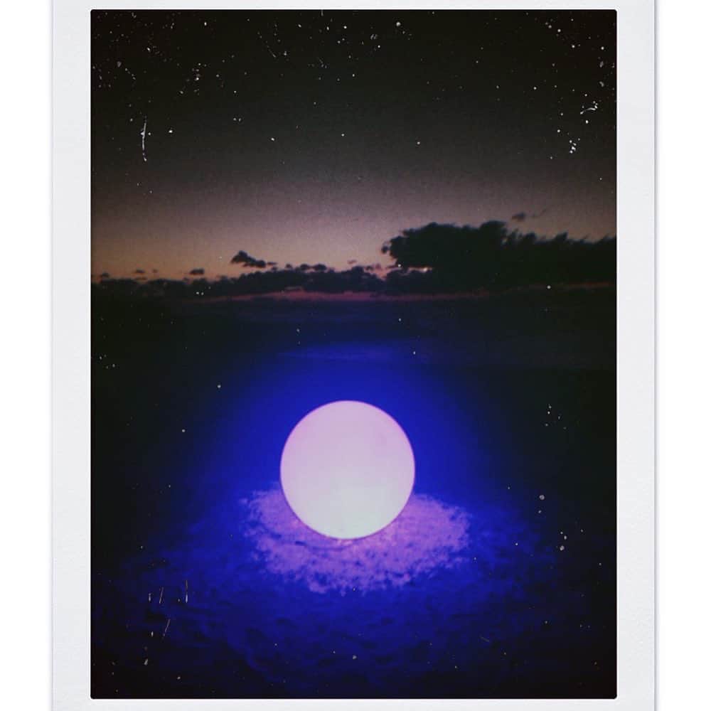 アリスムカイデさんのインスタグラム写真 - (アリスムカイデInstagram)「あたまがわるいのでまた海にきています 夜の海には月が落ちてる  #aris_trip #okinawa #沖縄旅行」2月21日 23時35分 - arismukaide