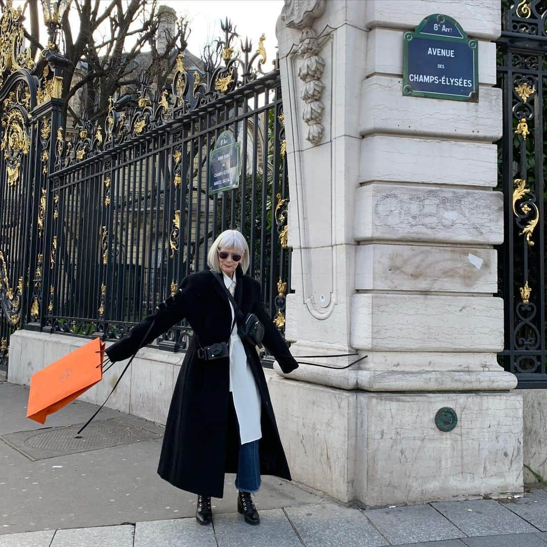 Accidental Iconさんのインスタグラム写真 - (Accidental IconInstagram)「What could be better than swinging a special orange bag while  walking down the Champs-Élysées? #paris #hermes #hermesrouge #emergingdesigner #travel #craft #history #memory」2月21日 23時32分 - iconaccidental