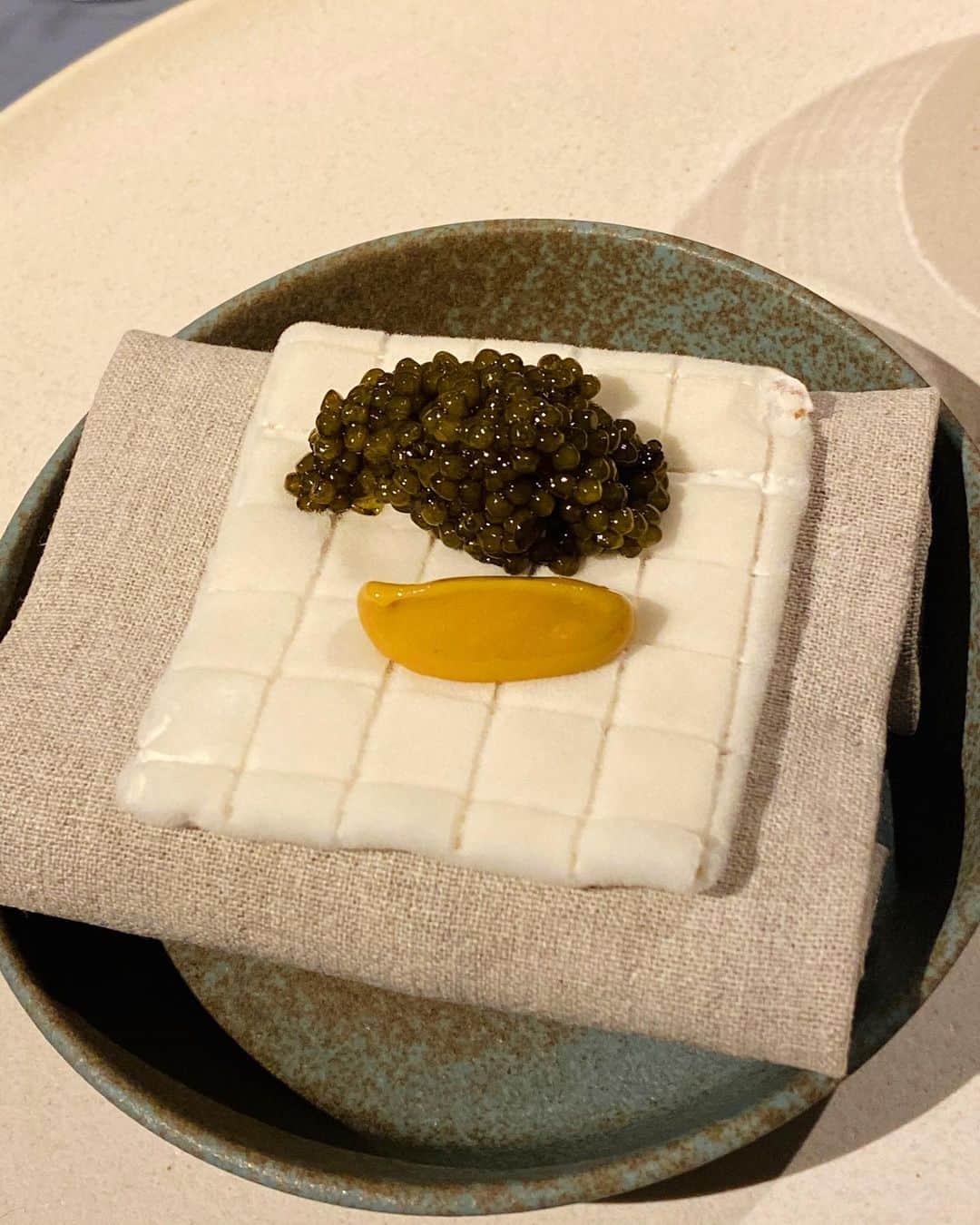 桜田通さんのインスタグラム写真 - (桜田通Instagram)「COSの『ジャパンカプセルコレクション』のローンチパーティーに参加させて頂きました✨  そして記念にレストラン『INUA』でのディナーにも参加させて頂きました🍽 料理と科学を掛け合わせたような革新的なのに、どこか食材の選択が原始的にも感じるコース料理が、美味しさはもちろん、視覚的にも楽しい驚きの料理の数々でした🔥 COSの生地のこだわりや製法などが今回ディナーを開催したINUAのスピリットと通ずるものがあるのかな？と勝手に思いました✨  COSの日本公式オンラインストア、是非チェックしてみて下さい！  #cos #inua」2月21日 23時45分 - dorisakurada