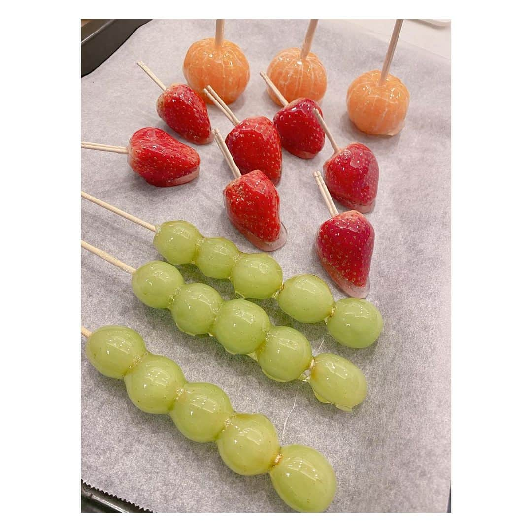 辻希美さんのインスタグラム写真 - (辻希美Instagram)「希空と…🍓🍇🍊" #フルーツ飴 #いちご飴 #マスカット飴 #みかん飴 #大好き #🍓🍊🍇 #レンジで簡単に作る作り方学んだ #めっちゃ簡単 #最近良く作っちゃう #🍓💕」2月21日 23時42分 - tsujinozomi_official