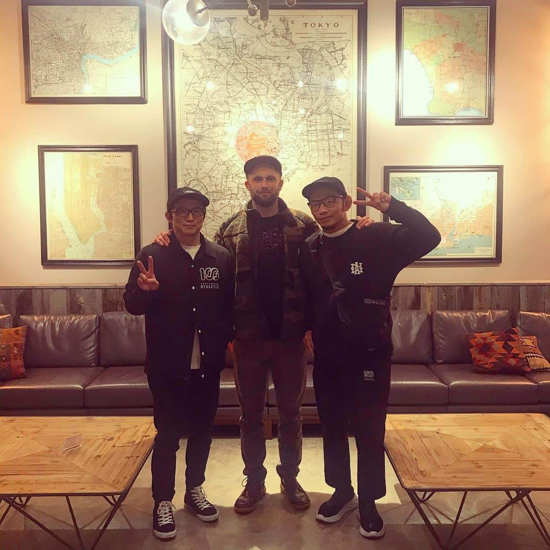 宇野薫のインスタグラム：「@scramblebrandofficial  @artifact.media さんか来日 早速ミーティング、 サンプルもいい感じに出来上がってきました。 マットさんいつもありがとうございます！！ #onehundredathletic #100A #100athletic #unocaolshowten #naw #newerajapan #oakleyfrogskins #hokaoneone  #宇野薫 #ウノブラザーズ」