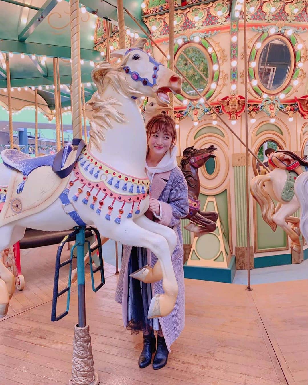 小松彩夏さんのインスタグラム写真 - (小松彩夏Instagram)「カレンダーオフショット📸💕﻿ 可愛いメリーゴーランドにて🎠﻿ ﻿ ブレブレな感じも好き📸笑﻿ ﻿ 話は変わりますが、素敵なスタッフさんや役者さんに囲まれて、地元岩手でとある撮影をしてきました🎥✨﻿ ﻿ 地元で撮影が出来るのは本当に嬉しい...😭❤️﻿ ﻿ これはとんでもなく面白い作品になると思います‼️‼️✨﻿ ﻿ 早速、テレビや新聞にも取り上げて頂いたようですが、きちんとお知らせできるまで楽しみにしていてくださいね😊💕﻿ ﻿ 明日はいよいよ‼️東京マラソンウィーク『中村優とはしろう』のマラソンイベント🏃‍♂️💨﻿ ﻿ 来てくださる皆さん、気を付けて来てくださいね‼️そして楽しみましょう😉💕﻿ ﻿ #カレンダー #オフショット #地元 #岩手 #岩手県 #故郷 #岩手宣伝隊長 #iiiwate #おいでよ岩手 #撮影 #東京マラソンウィーク #マラソン #マラソンイベント #RUN #走る人 #ランニング #ラン #中村優 #小松彩夏 #ファンラン #funrun ﻿」2月21日 23時52分 - official_ayaka_502