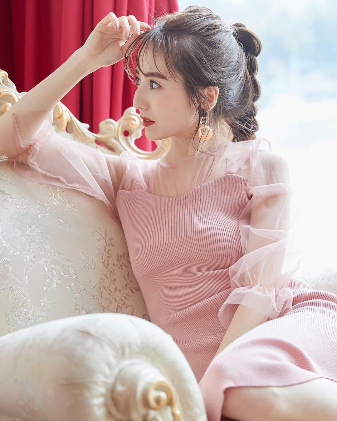 平木愛美のインスタグラム：「web catalog🌷 ＠miia_official  本日2/21（金）渋谷109店がRENEWAL OPENとのこと！ おめでとうございます！！！！！💕💞💐💫 いつも撮影でお世話になっている大好きな miia さん。👼 私の（まなみんの）"インスタを見た"と伝えてもらうだけで2/21（金）～2月末まで特別に20％OFFになるみたいです！なんと！！！ このね、カタログで着てる袖が透け感が、女性らしさの透明感を魅せてくれるようなとっても可愛いワンピース。お気に入りです。 一気に春気分で、着るだけでるんとしてしまいました。 他にも可愛いお洋服たくさんですので、スライドして見てみてください💓  #miia」