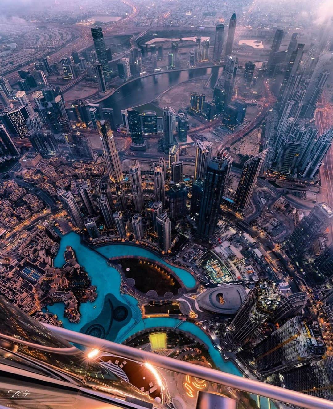 ドバイのインスタグラム：「The Center of Now, Downtown Dubai 📷:@tgfromdubai」