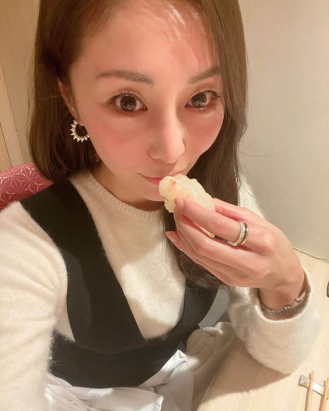 熊切あさ美さんのインスタグラム写真 - (熊切あさ美Instagram)「お仕事終わりみなさんと合流☺️ お寿司率高い最近☺️ #お寿司　#japanesefood  #鮨よし田 #鮨　#japan #instagood  #食べるの好きな人と繋がりたい  #食べスタグラム  #食　#熊切あさ美」2月22日 0時01分 - asami_kumakiri