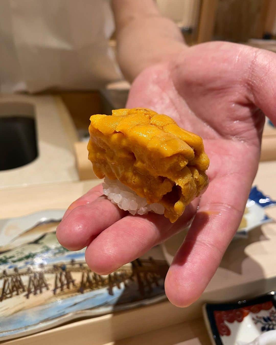 熊切あさ美さんのインスタグラム写真 - (熊切あさ美Instagram)「お仕事終わりみなさんと合流☺️ お寿司率高い最近☺️ #お寿司　#japanesefood  #鮨よし田 #鮨　#japan #instagood  #食べるの好きな人と繋がりたい  #食べスタグラム  #食　#熊切あさ美」2月22日 0時01分 - asami_kumakiri
