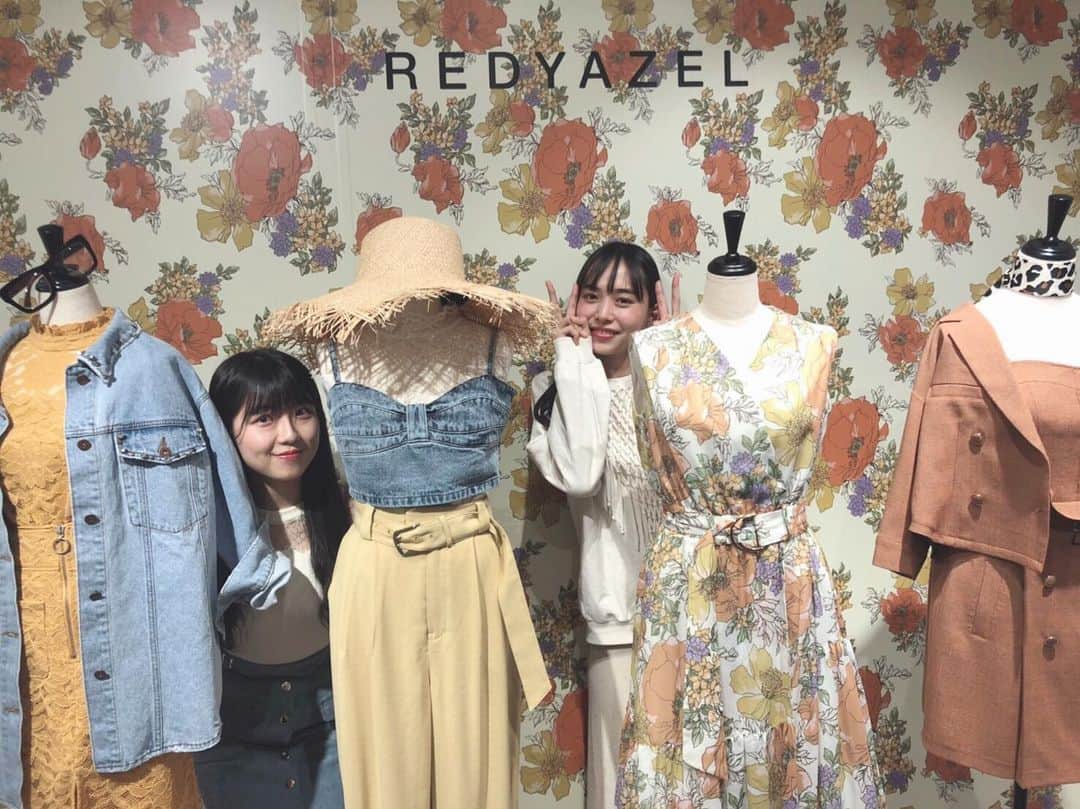 のインスタグラム：「ぴろとREDYAZELの展示会へ！ . 夏もカラフルで可愛くってテンション上がった〜✨ 届き始めた春服を着るのも楽しみ💓 . かくれんぼ風😬 #redyazel #展示会」