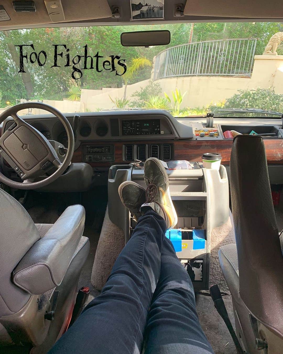 フー・ファイターズのインスタグラム：「Saddle up, y’all...tickets for our 25th anniversary van tour are on sale today! You might even get to meet this old rust bucket..... Link to tickets in bio. . #FF25 #FF2020」