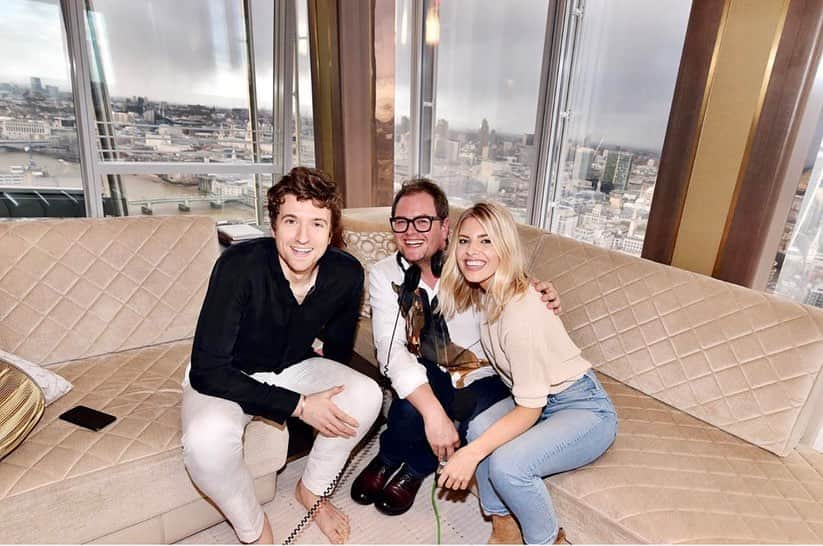 Mollie Kingさんのインスタグラム写真 - (Mollie KingInstagram)「What a week!!! 😃🙇🏼‍♀️🦸🏼‍♀️ I think we’re all in need of the weekend... but no one more than @greg_james 🤣 @bbcradio1 @chattyman」2月22日 0時10分 - mollieking