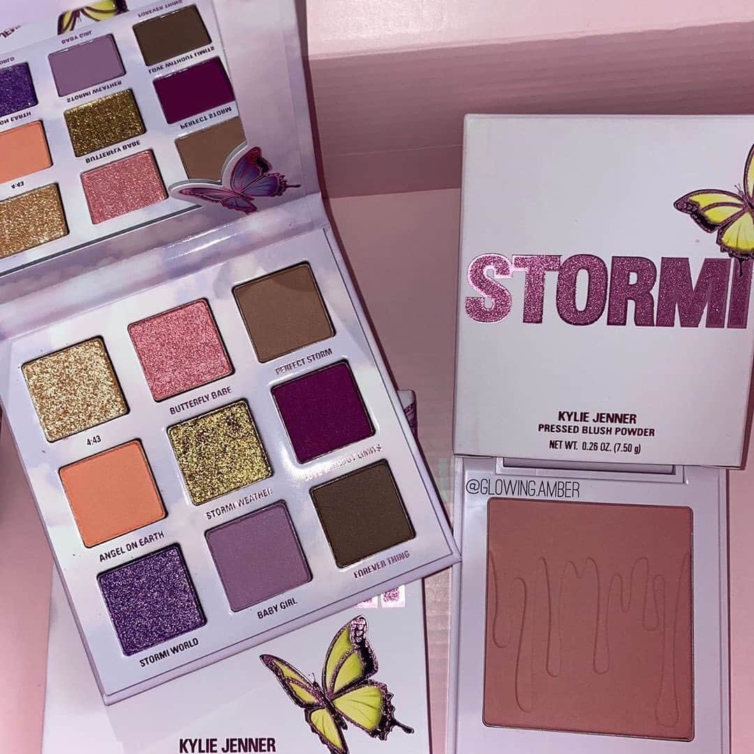 Kylie Cosmeticsさんのインスタグラム写真 - (Kylie CosmeticsInstagram)「2 hours until we restock our Stormi Mini Palette & Flutter In Love Blush 😍🦋 9am pst on KylieCosmetics.com @glowing.amber」2月22日 0時04分 - kyliecosmetics