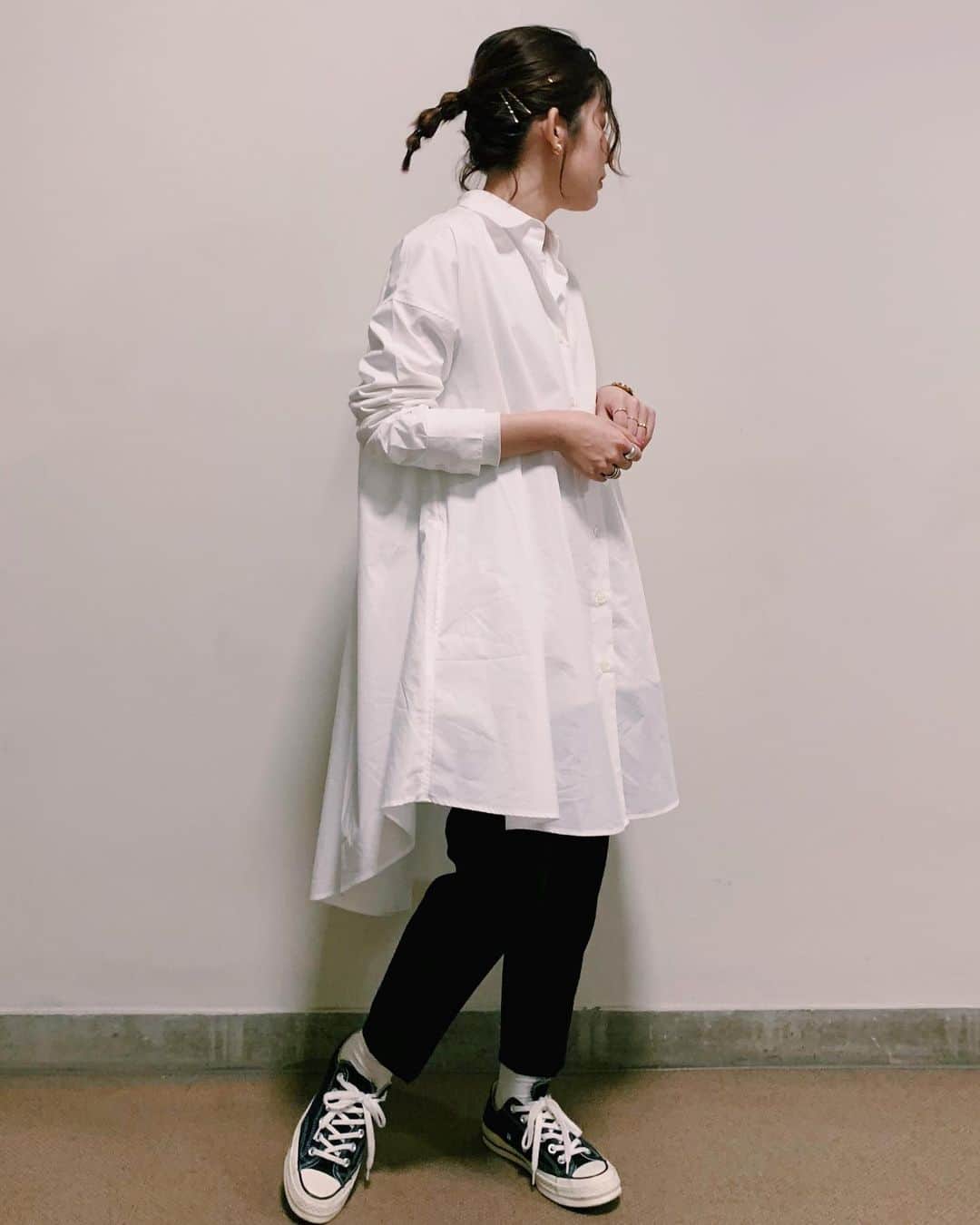 のインスタグラム：「﻿ ﻿ シャツの形可愛いのです😌❤️﻿ ﻿ ﻿ 髪の毛伸びてきたけどどうしたものか🤷🏻‍♀️﻿ 切りたいような〜﻿ 伸ばしたいような〜﻿ ﻿ 結果伸ばしても同じ髪型になるんだよな😯﻿ ﻿ #ファッション#コーデ#コーディネート#fashion #coordinate #code #オシャレ #ootd #outfit #wear﻿ #lepsim﻿」