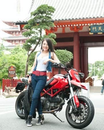 福山理子さんのインスタグラム写真 - (福山理子Instagram)「愛車Ducati 大好きな二天門さまで #愛車 #Ducati #ducatihypermotard  #motorcycle #バイク女子 #motorcyclemodel」2月22日 0時20分 - rikofukuyama
