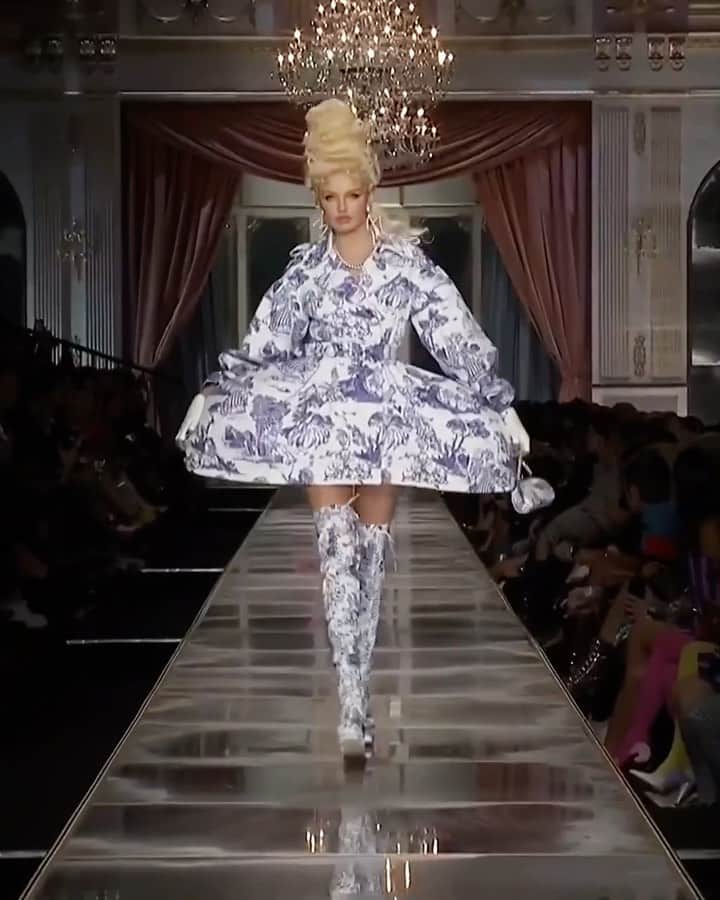 ロミー・ストリドのインスタグラム：「Ill 💙 u forever @itsjeremyscott -  your shows are so fun! Thankyou @pg_dmcasting @carlynecerfdedudzeele for having me & @paulhanlonhair & @tompecheux for this amazing Marie Antoinette inspired hair and makeup.」