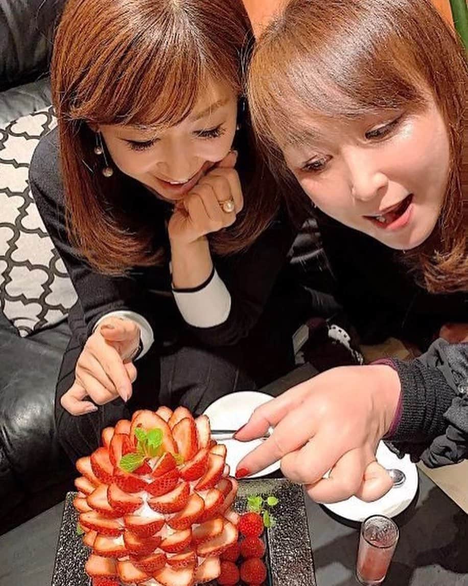 のインスタグラム：「昨日は、苺好きな　@mamimori8 のお誘いで、千鳥町にあるこちら「THE LIVING」へ🎵 . 最初から最後まで苺三昧🍓 とにかくテンションの上がりっぱなしでした💕 . そして、お目当てのメインは、贅沢苺パフェ🍓🍓🍓(写真２枚目) . もうとにかく苺を食べて、食べて、食べて・・・ 昨夜は、上質な苺を一人30粒ずつ完食✨ . 苺でお腹いっぱいになるという人生初めての体験でした🥰（笑) . 贅沢苺三昧の幸せな夜🍓🍓🍓 ごちそうさまでした💗 . . . #和泉佳子 #25ans #ヴァンサンカン  #エレブロガー  #theliving #苺 #いちご #イチゴ #苺パフェ」