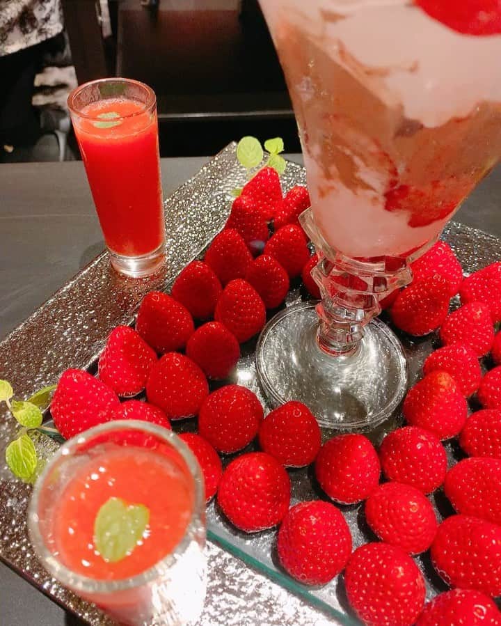 のインスタグラム：「昨夜の口福💗 苺三昧🍓🍓🍓 . . . #和泉佳子 #25ans #ヴァンサンカン  #エレブロガー  #theliving #苺 #いちご #イチゴ #苺パフェ」