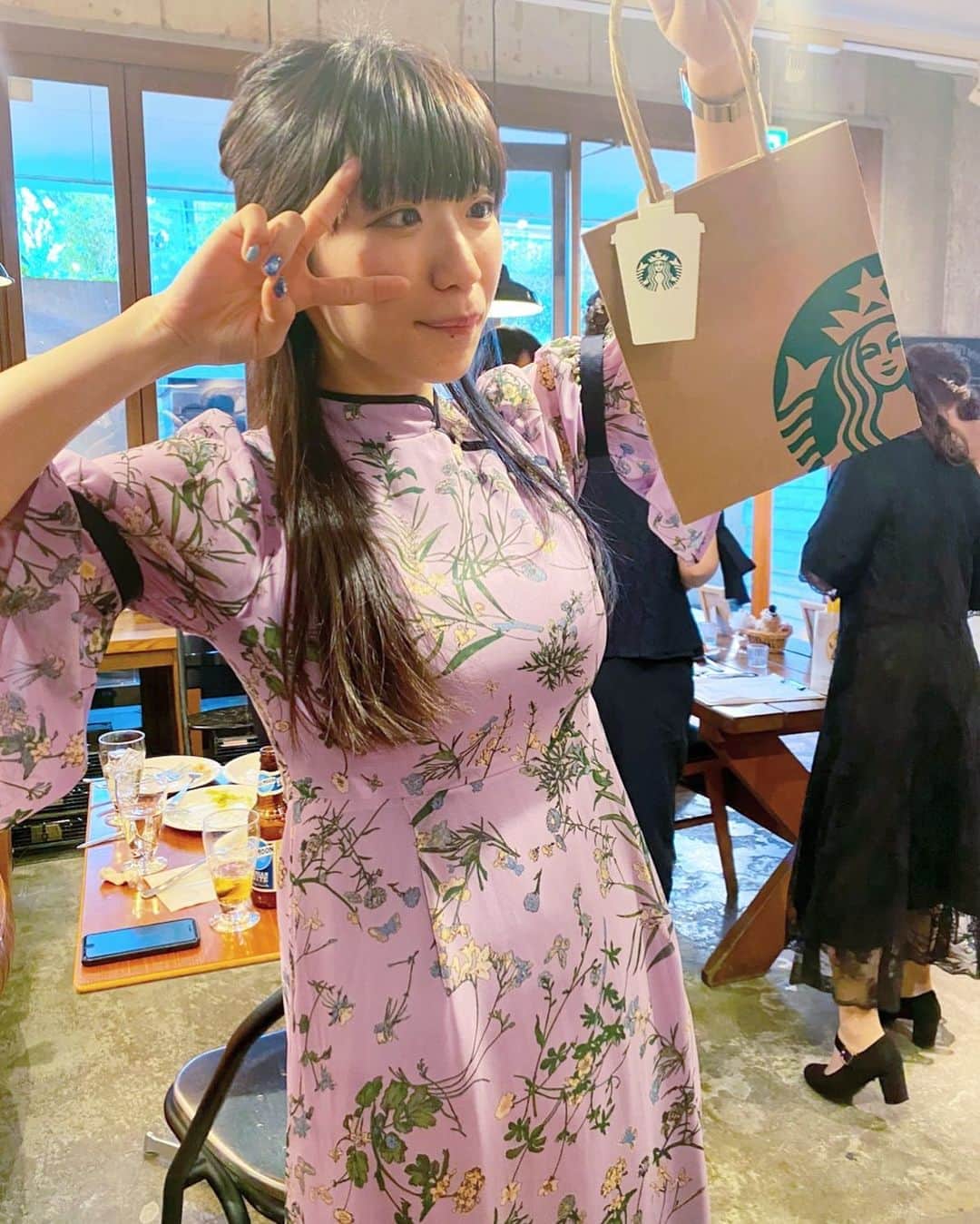 ぱいぱいでか美のインスタグラム：「友達のカジュアルな感じの結婚パーティーで ちゃっかりスタバカード貰えた人 ꙳ #onepiece #dress #crayme #俺はインスタグラマーになりてぇ ꙳ カフェ貸切のアットホームな結婚パーティーで とてもハッピーな気持ちになりました、、❤︎ これが幸せのお裾分けってやつか。 クイズコーナー的なの2回やってくれて 当てちゃったのでちゃっかりスタバカード貰いました。笑 ほんとにおめでとうございますー！ 新郎新婦がニコニコしてるの永遠に見ていたいと思いました。 前も載せたけどワンピースはCrayme,のです。 普通の私服の方もいたけど一応ワンピースにヒール履きました。 髪型も珍しく編み込みのハーフアップにした。」