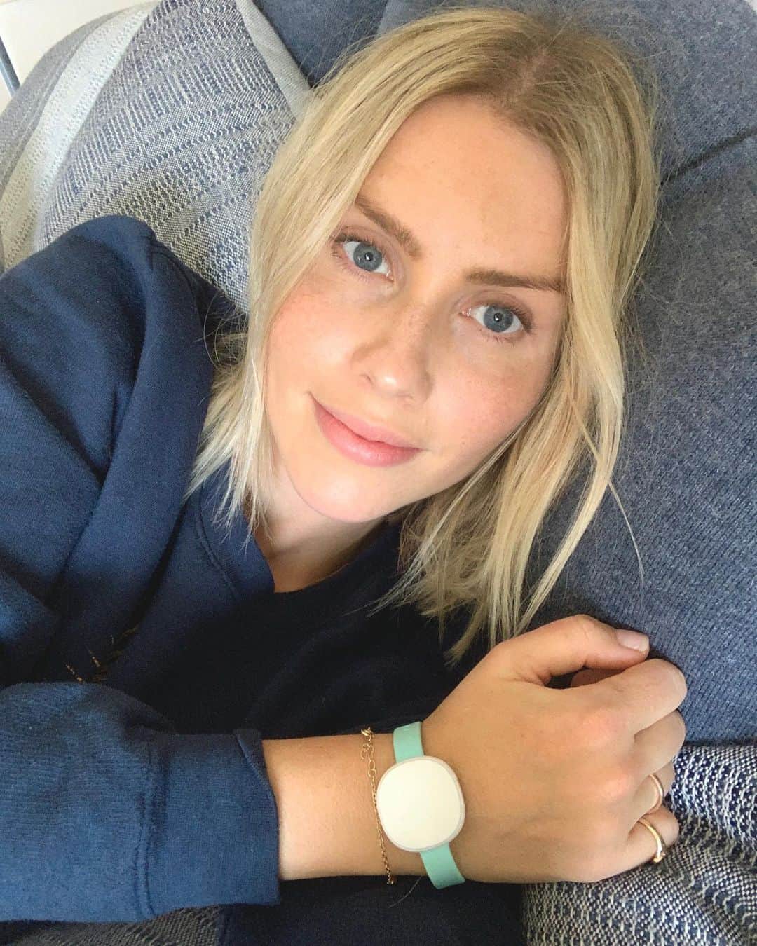 クレア・ホルトのインスタグラム：「Over the past year, I’ve had the pleasure of working with @avawomen to help raise awareness about fertility struggles and normalize women’s health topics. It’s been an eye-opening experience for me and I’ve been so touched by the responses we’ve received. I’d love to continue hearing from you so please feel free to comment or DM me with your own stories, thoughts on topics we’ve covered, or your experience with Ava. I’ve personally used the Ava bracelet since my pregnancy and I really believe that it’s a great resource for women throughout their reproductive journeys. If you’d like to purchase your own bracelet you can use my code CLAIRE20 for $20 off at avawomen.com #ClaireXAva #AvaPartner」
