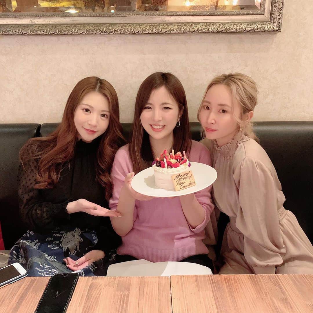 榊原伶奈のインスタグラム：「誕生日が2日5日10日の人🥺❤️ 毎年やろうねっ🎂💫 #2月生まれ #誕生日　 #代官山」