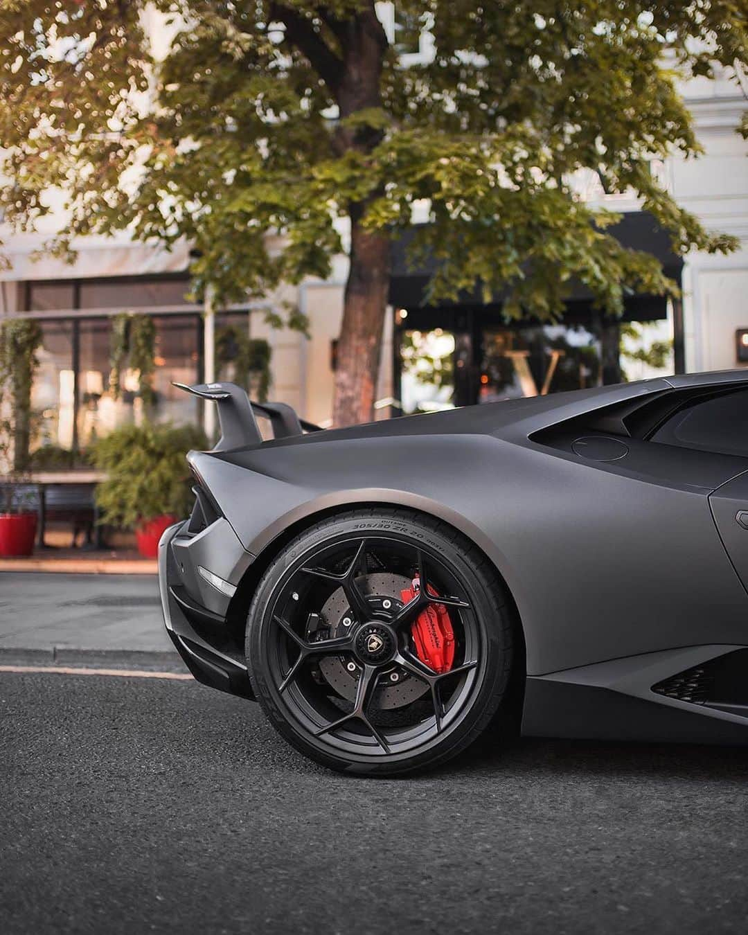 CARLiFESTYLEさんのインスタグラム写真 - (CARLiFESTYLEInstagram)「Stealthy Huracan Performante. Would you rather have this or the new 2020 Huracan EVO? Photo by @ivanorlov @77aen」2月22日 0時43分 - carlifestyle