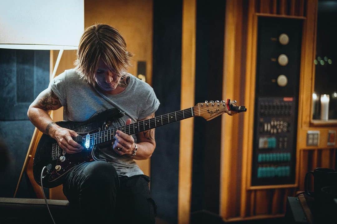 キース・アーバンのインスタグラム：「New music 2/27. Pre-save link in bio.」