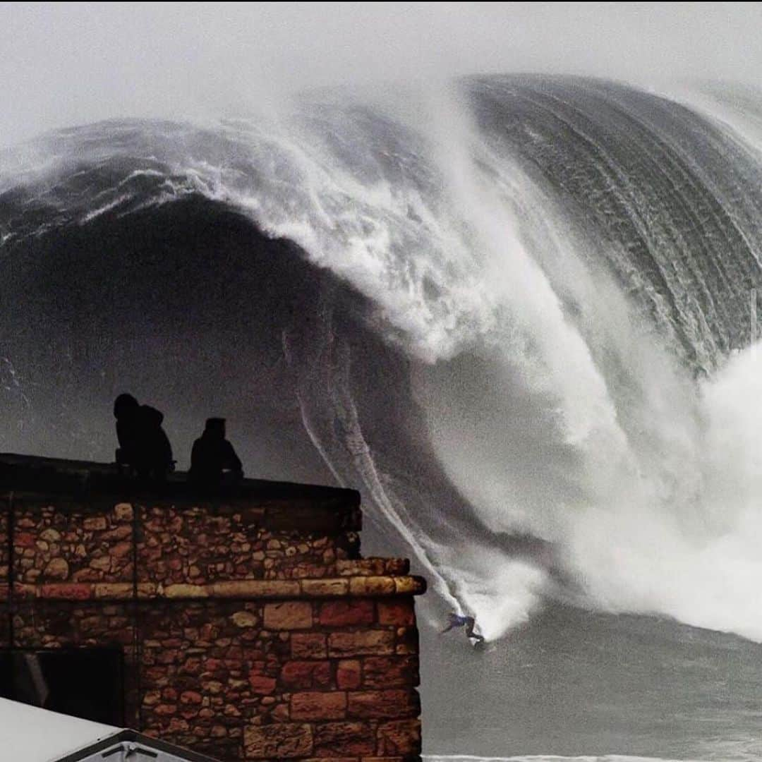 ジェフリー・ライトさんのインスタグラム写真 - (ジェフリー・ライトInstagram)「Do what?! This nigarah. *shakes head* #Repost @kai_lenny ・・・ Going right at Nazare I am headed straight towards the cliff and watching it get closer and closer. It is my favorite type of wave at this place. Reminds me of being home at Jaws on Maui, however it might carry more consequence even after the kick out. #BlindFaith #YoungBulls 🌊☠️ 📸: @javier.goya @hurley @redbull @tagheuer @gopro @nike」2月22日 0時55分 - jfreewright