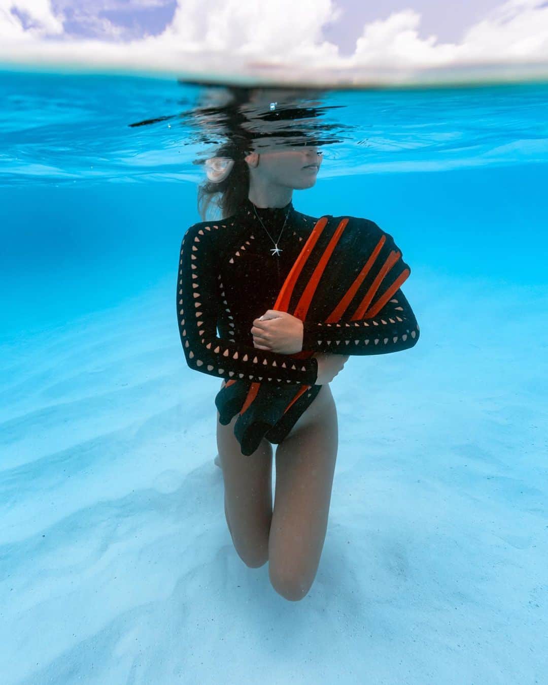 サシャ・カリスのインスタグラム：「“We dive not to escape life, but for life not to escape us.” - Unknown 💦」