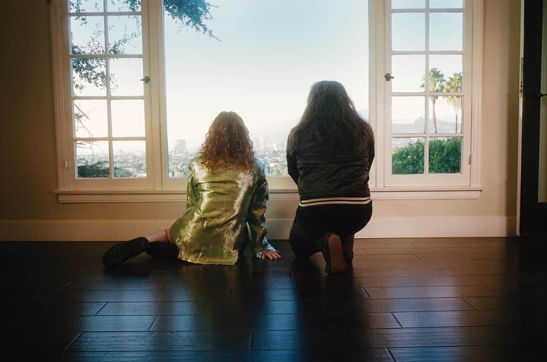 ベスト・コーストのインスタグラム：「And just like that, our 4th child enters the world. Always Tomorrow is the story of looking at the past to figure out the present while learning to accept the outcome of the future. I, Bethany, am so grateful to have been given the space to tell these stories and I hope you can connect with them in one way or another. Thank you for waiting 5 years for this album, we are very proud of it and we hope you are too. Link in bio.⁣ ⁣ Thank you to our producer Carlos de la Garza @musicfriend for pushing us in ways we didn’t know we could be pushed and for believing in us way more than we know how to believe in ourselves. To @justinmeldaljohnsen for taking the time to sit with us and help us mold these songs into what they became- your support from the earliest stages of this album means so much to us. Thank you to every single person who helped us make this album, who worked on this album, who inspired this album, who lifted us up while we were making this album- you all rule too.⁣ ⁣ And because this is Bethany writing this, I get to be emo for a second and write a special thank you to my partner in crime @bobb_brujo for his support over the last 10 years and even before this band ever existed. Thank you for always believing in me and trusting me. I’m so lucky that I get to be in a band with someone who let’s me be myself and champions me and doesn’t try to dull my sparkle. You are a real cool guy and I appreciate you so much ❤️⁣ ⁣ And lastly, thank you so much to the fans. You believed in me and loved me when I didn’t know how to believe in or love myself.⁣ ⁣ Enjoy it. Cry to it. Laugh to it. Yell to it. Do what you gotta do to it.⁣ ⁣ Always (tomorrow - sorry, I had to lol),⁣ BC」