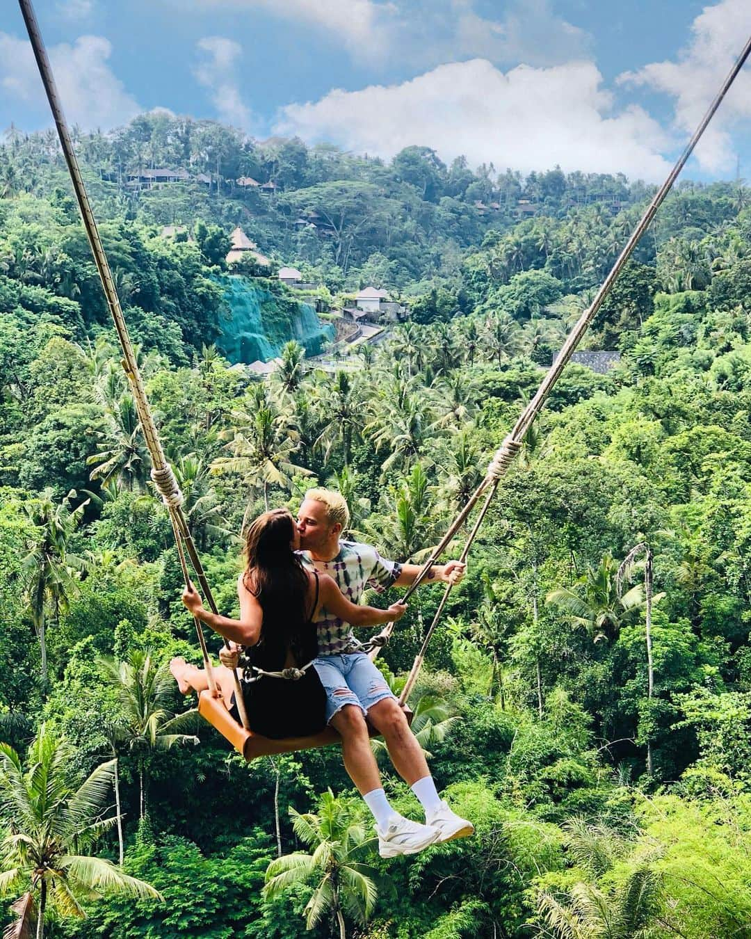 オリー・マーズさんのインスタグラム写真 - (オリー・マーズInstagram)「When I needed a cry you gave me a shoulder, when I needed space you let me have it and when I needed a kiss you said only on this Fucking swing 🤣💩 But literally thanks for the last few days, hope I didn’t ruin the last week of your awesome family holiday darlin 🤓❤️😘」2月22日 1時01分 - ollymurs