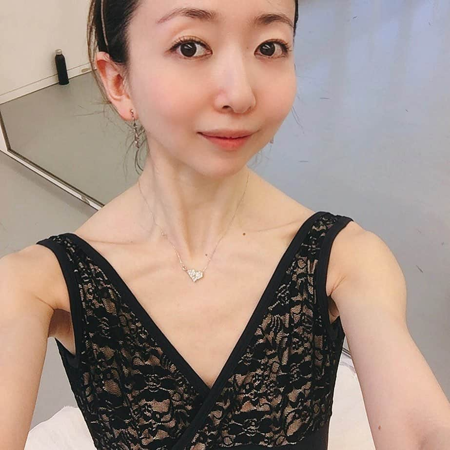 加治屋百合子さんのインスタグラム写真 - (加治屋百合子Instagram)「Thank you @basilicadancewear for the lovely leotard❣️Very comfortable and love the lace part💕  Dancing “Princess Aurora” in Sleeping Beauty on Feb 27eve, 29mat & March 7eve👸🏻 @charleslouis0829 as my Prince🤴🏻 Lilac fairy on March 6eve💜  @basilicadancewear さん、レオタード有難うございます❣️着心地抜群でレースが可愛い💕 「眠れる森の美女」オーロラ姫を2月27日ソワレ、29日マチネと3月7日ソワレに👸🏻王子役は後輩のシャール君 🤴🏻 リラの精も3月6日ソワレに踊ります💜  Leotard: @basilicadancewear #leotard  #ballet #ballerina #sleepingbeauty #princessaurora #princess #aurora #バレエ#バレリーナ #眠れる森の美女 #オーロラ姫　#レオタード #capeziopointeshoes #zarelytights #zarelyrolemodel」2月22日 1時06分 - yuriko_kajiya