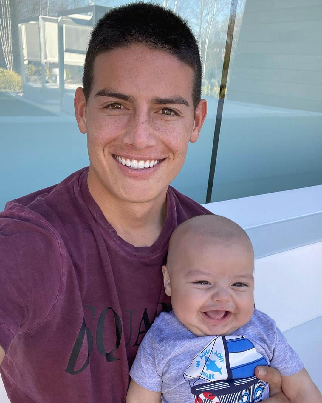 ハメス・ロドリゲスのインスタグラム：「Es mejor sonreír, Samu me lo demuestra todos los días. 😁😍」