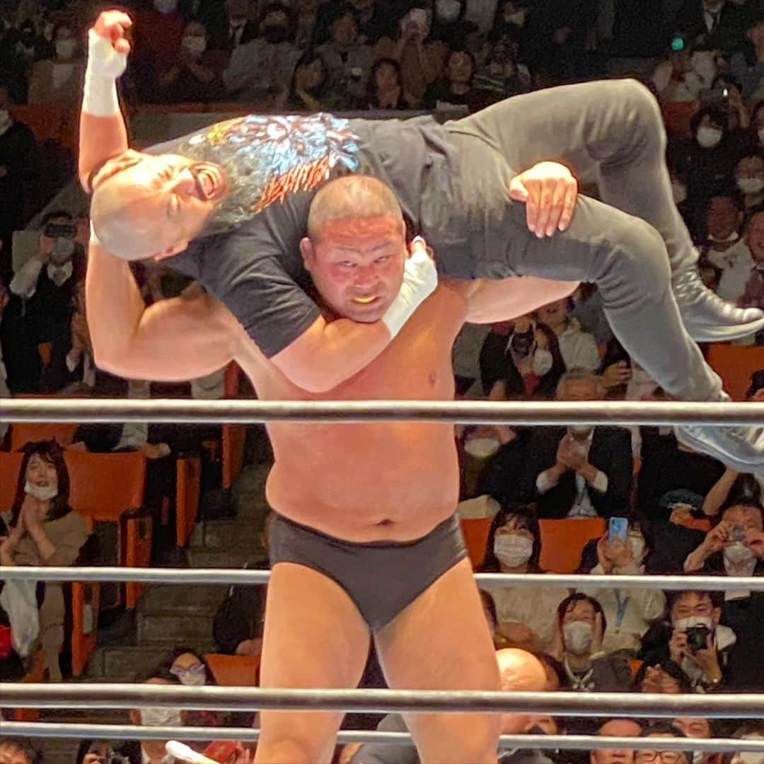 植田朝日のインスタグラム：「🔴🔴﻿ ﻿ 新日本プロレス後楽園ホール大会に行って来たぜ‼️﻿ ﻿ 棚橋＆飯伏のタッグタイトル奪取とかあったけど、やっぱ、明日引退の中西さんに気持ちがいっちゃったな！w﻿ ﻿ 明日は行けないけど今までありがとうございました‼️﻿ ﻿ #njpw #中西学」
