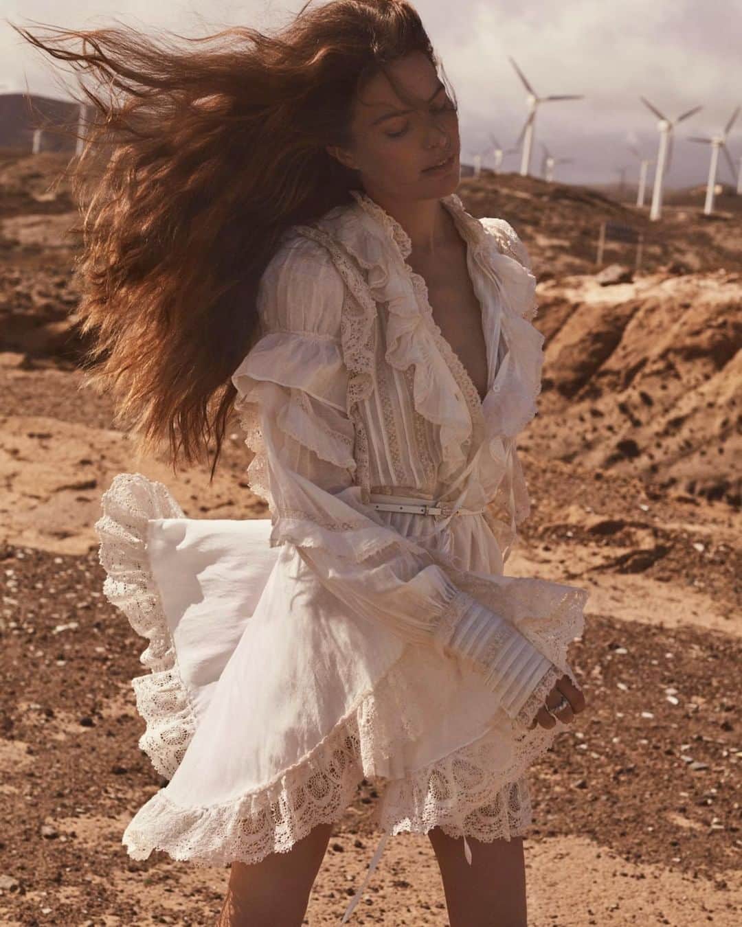 キャメロン・ラッセルのインスタグラム：「This year onshore wind & solar energy costs will be be consistently cheaper than any fossil fuel source. Another world is possible, can you see it?  @ellefr photo @sefanogaluzzistudio style @jeannelebault hair @sebastienbascle makeup @lilichoimakeup production @soljonasmackinlay @tarifaproductions @javier_galdon @CesárAugustoRodriguezConcep」
