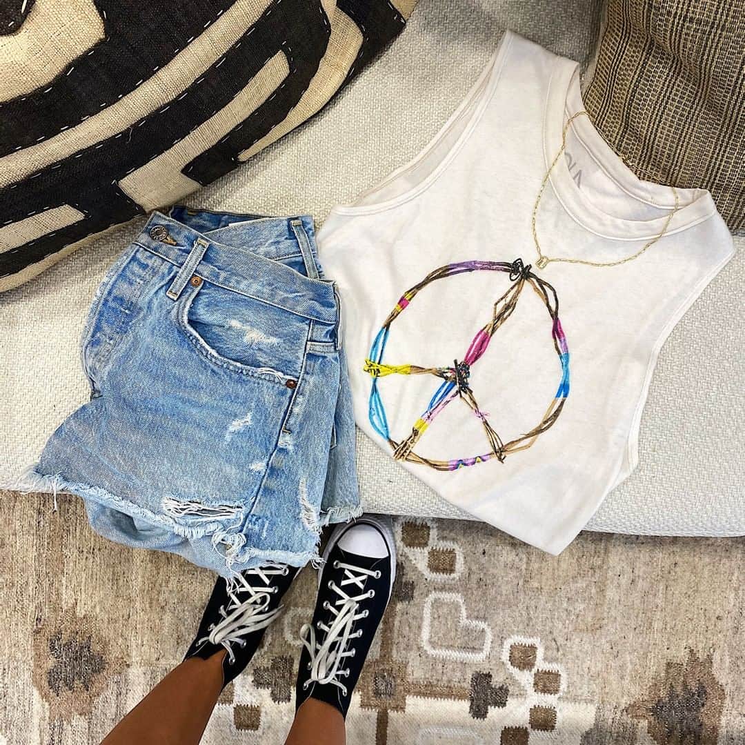 チェイサーのインスタグラム：「weekend ready✌🏼☀️ #chaserbrand #peace #graphictee #ootd #casualstyle #casualoutfit #graphictshirts #summerootd #vacationstyle」