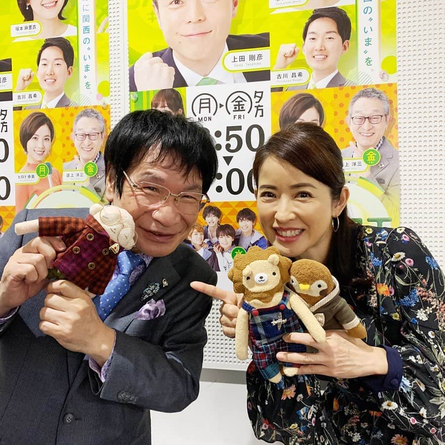 江口ともみさんのインスタグラム写真 - (江口ともみInstagram)「うちのスタイリストちゃんが尾木ママのフモフモさん、なおたんにメガネをプレゼント🎁  更に尾木ママに似ましたね❣️ エビシーと遊ぶなおたんとらにおくんとちゃん太。。。ちゅん太落ちそうだな😅そして最後はエビシーが1本足になっちゃって、アイスバーみたいになってた😆  #fumofumosan #フモフモさん #尾木直樹先生 #尾木ママ#なおたん #メガネ#似てる#エビシー #らにおくん#ちゅん太」2月22日 1時44分 - tomomin.eguchi