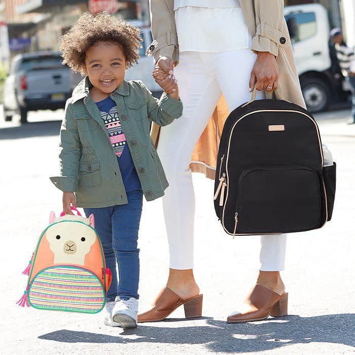 Skip Hopさんのインスタグラム写真 - (Skip HopInstagram)「Mommy-and-me dates are the best! ❤️ Pack up and head out with our Clarion Diaper Backpack for you and a Zoo Little Kid Backpack for your little one. 😍  #mommyandme #toddlerlife #streetstyle  #skiphop」2月22日 1時59分 - skiphop