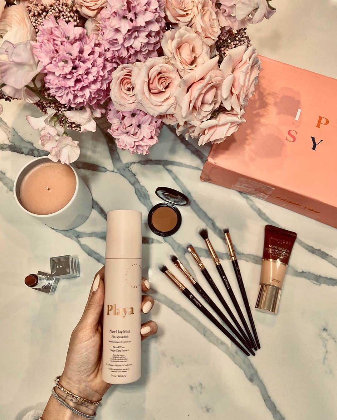 Camila Coelhoさんのインスタグラム写真 - (Camila CoelhoInstagram)「Super excited about my February @ipsy products, their mission this month is all about celebrating self-love and spreading love too! #IPSYFeelTheLove 💞 I showed the products on stories - and will be creating a gorgeous bronzy/feminine look with them! #ad PRODUCT LIST: - @wander_beauty Nude Illusion Liquid Foundation in Medium - @yccollection1 Bronzer Powder in Caramelo - @belleenargent Auteur Matte Lip Color in 3 Plays - @playa New Day Mist -@shainabmiami Eyes on Miami Brush Set」2月22日 2時00分 - camilacoelho